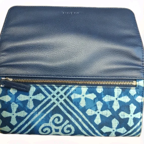 NWOT Vera Bradley Audrey 8" Wallet Leather Blue Cuban Tiles Print Leather/Fabric - Picture 4 of 5